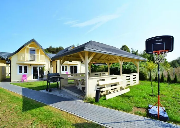 Comfortable Homes, Pool And Whirlpool *